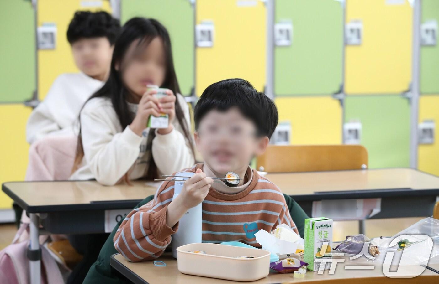 본문 이미지 - 한 초등학교에서 어린이들이 밥을 먹는 모습. ⓒ News1 김기태 기자