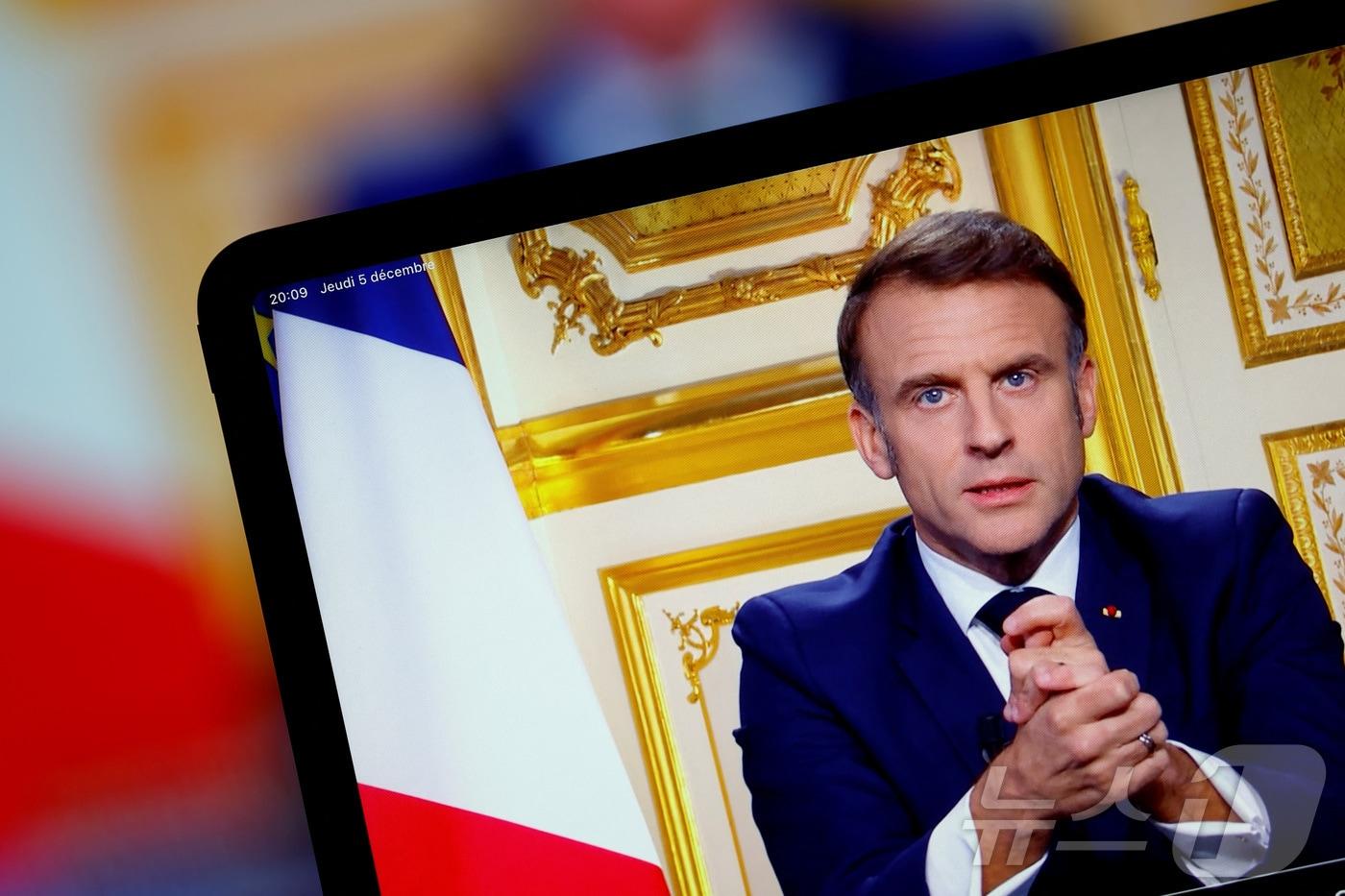 5일(현지시간) 에마뉘엘 마크롱 프랑스 대통령이 국민들에게 의회에서 미셸 바르니에 총리에 대한 불신임안이 가결된 데 대해 TV 연설을 하고 있다. 2024.12.05. ⓒ 로이터=뉴스1 ⓒ News1 조소영 기자