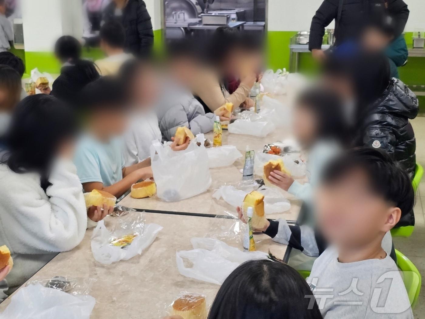 본문 이미지 - 학교 조리실무사 등 교육공무직이 총파업에 돌입한 6일 낮 창원시 남산초등학교 학생들이 대체 급식으로 받은 빵과 주스를 먹고 있다. 2024.12.6 ⓒ 뉴스1 박민석 기자