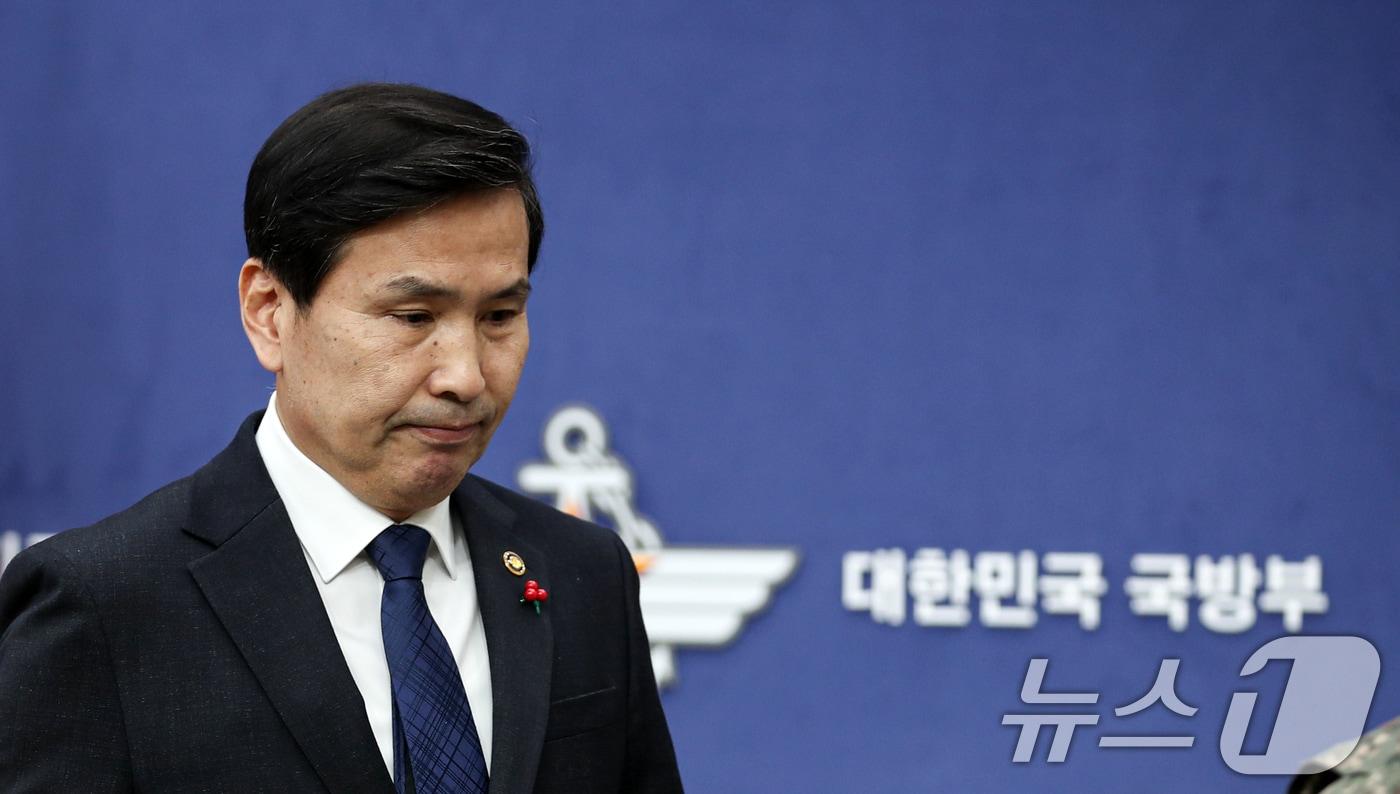 김선호 국방부 장관 직무대행이 6일 오후 서울 용산구 국방부에서 2차 계엄 의혹 관련 브리핑을 마치고 발걸음을 옮기고 있다. 2024.12.6/뉴스1 ⓒ News1 이승배 기자