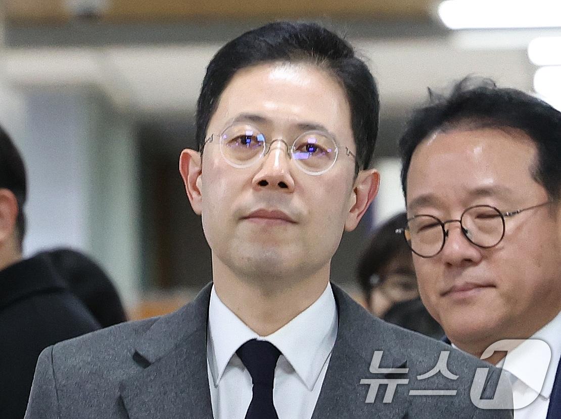 본문 이미지 - '고발사주' 의혹으로 재판에 넘겨진 손준성 검사가 6일 서울 서초구 서울고법에서 열린 2심 선고공판에 출석하고 있다. 2024.12.6/뉴스1 ⓒ News1 ,송원영 기자