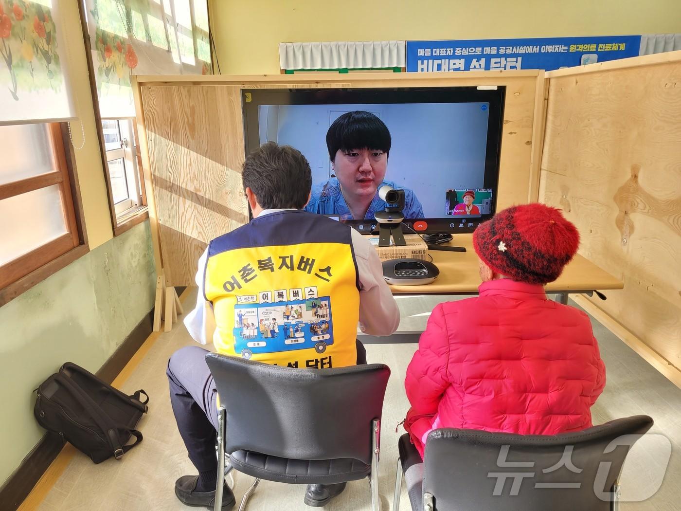 본문 이미지 - 비대면 섬 닥터 서비스 모습.(전남도 제공) 2024.12.6/뉴스1