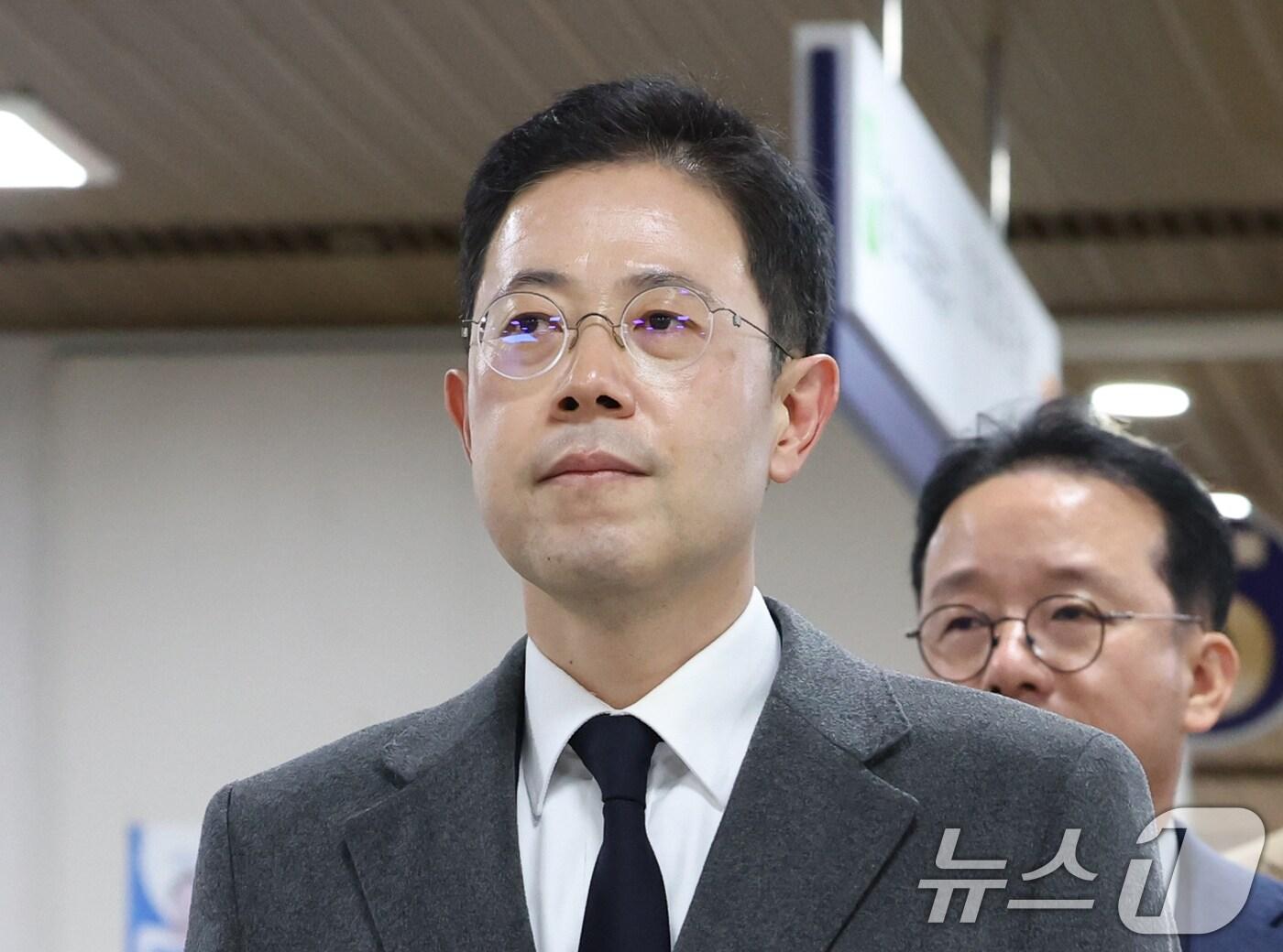 본문 이미지 - '고발사주' 의혹으로 재판에 넘겨진 손준성 검사가 6일 서울 서초구 서울고법에서 열린 2심 선고공판에 출석하고 있다. 2024.12.6/뉴스1 ⓒ News1 ,송원영 기자