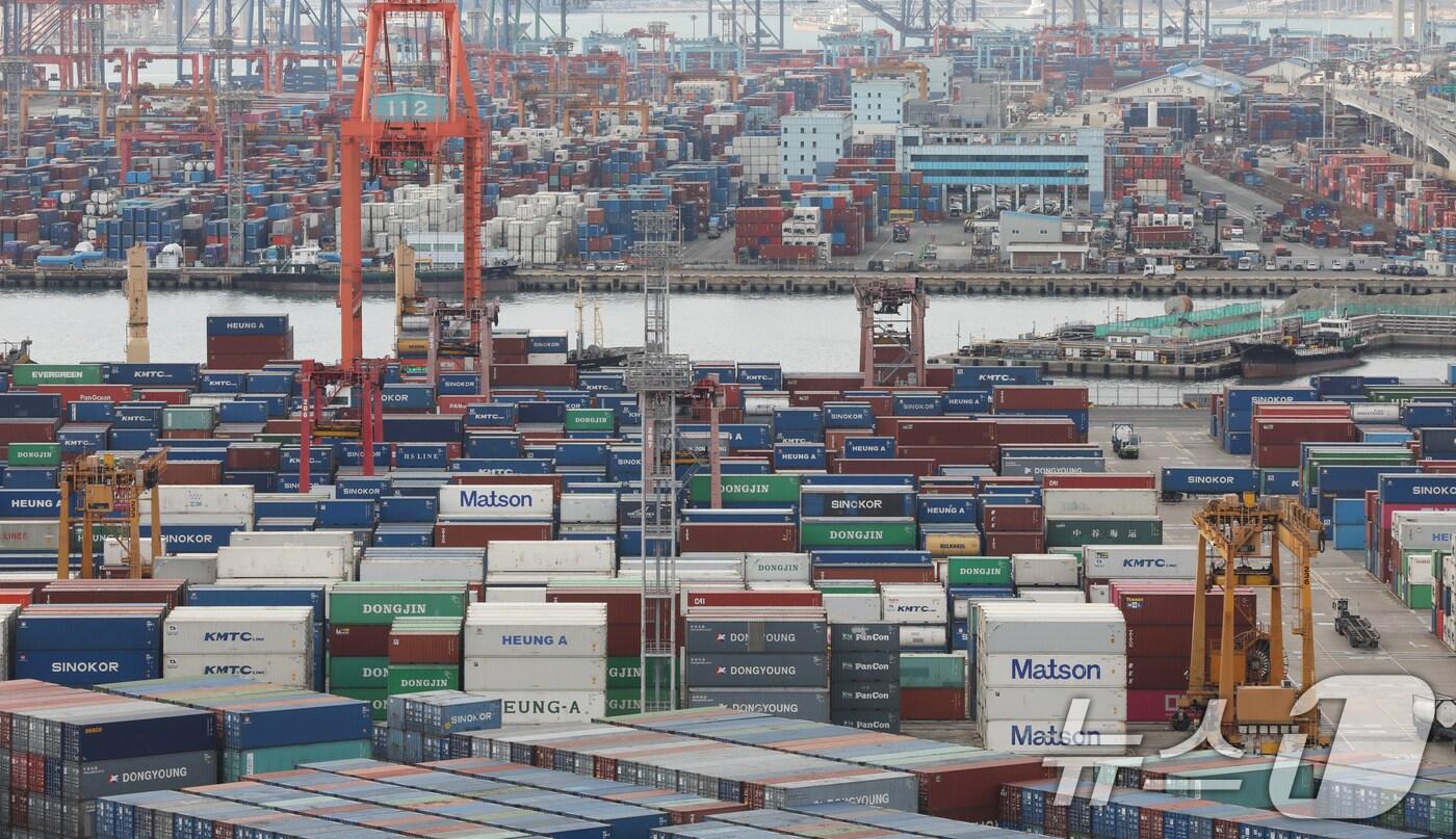 부산항 신선대부두와 감만부두 야적장에 컨테이너가 가득 쌓여 있다.ⓒ News1 윤일지 기자