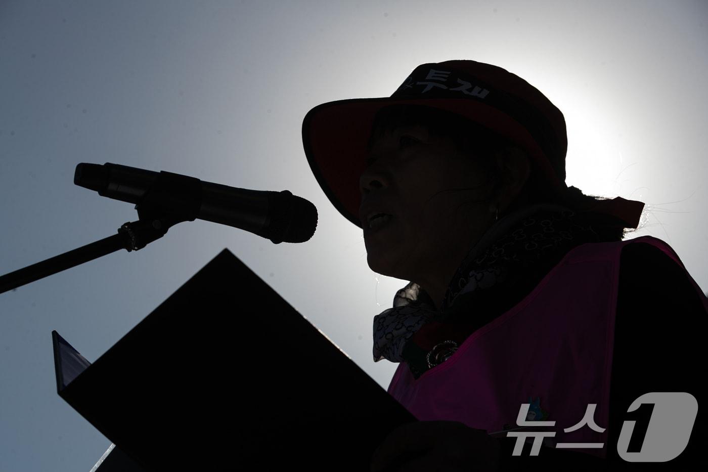 본문 이미지 - 전국여성노동조합원들이 6일 오후 서울 용산구 대통령실 앞에서 2024 학교비정규직 집단교섭 승리 12.6 총파업대회를 열고 비정규직 차별철폐, 노동가치 존중, 성별임금격차해소 등을 촉구하고 있다. 2024.12.6 ⓒ 뉴스1 이승배 기자