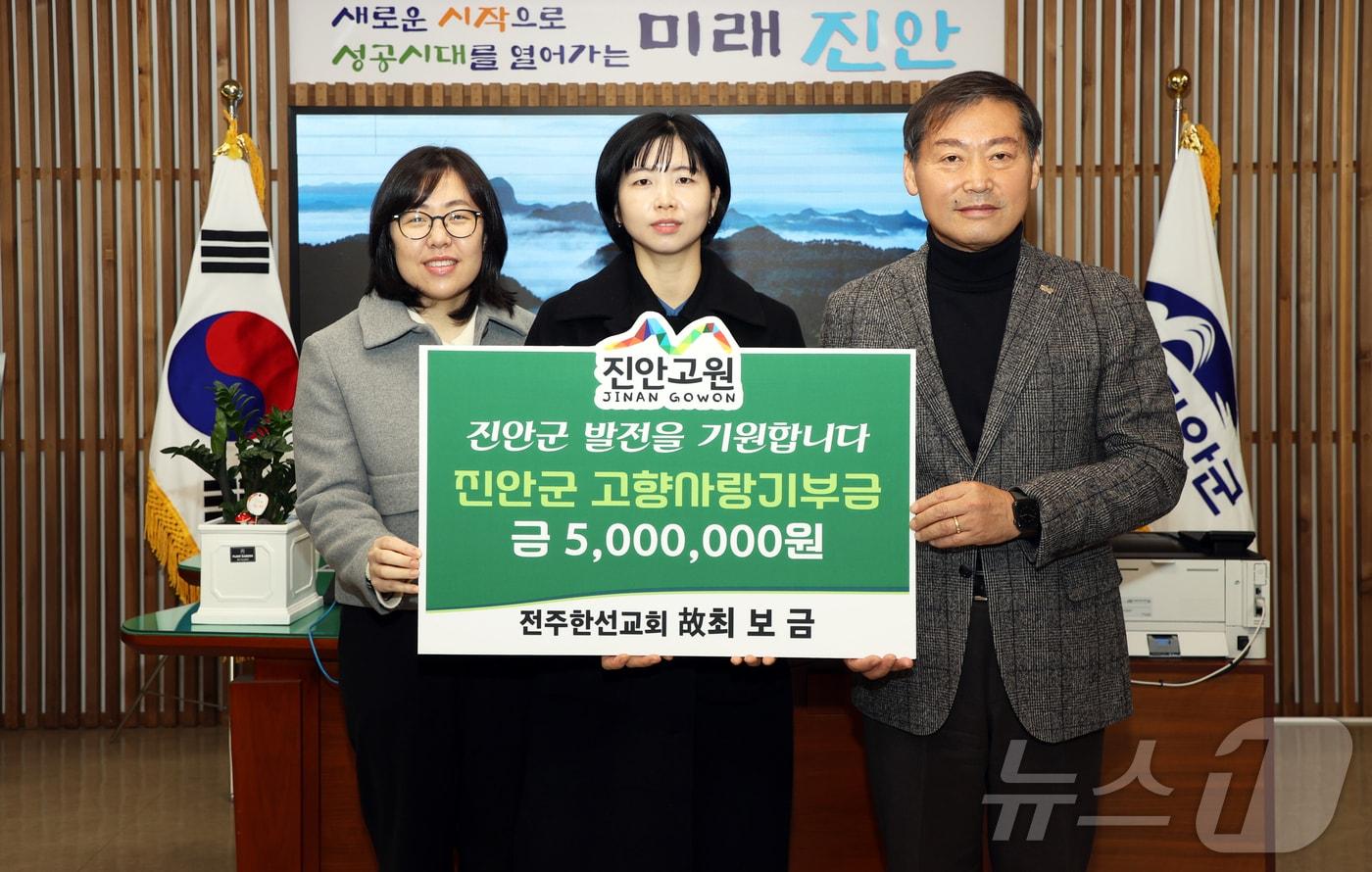 본문 이미지 - 6일 전북자치도 전주한선교회가 진안군수실을 방문해 고향사랑기부금 500만원을 전달하고 있다.(진안군제공)2024.12.6/뉴스1