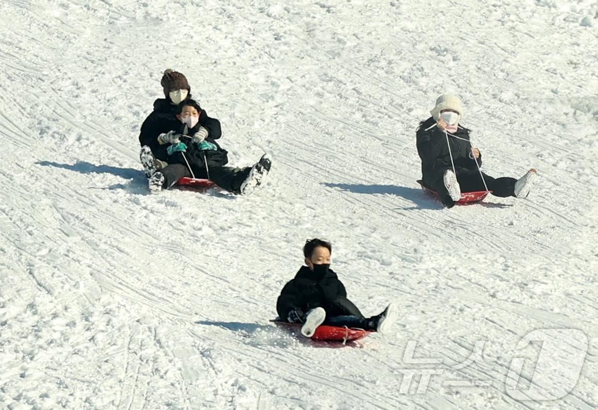 본문 이미지 - 전북자치도 임실군이 올해 ‘산타축제’에서는 높이 5m 길이 50m의 대형 눈썰매장이 운영된다.&#40;임실군제공&#41;2024.12.6/뉴스1