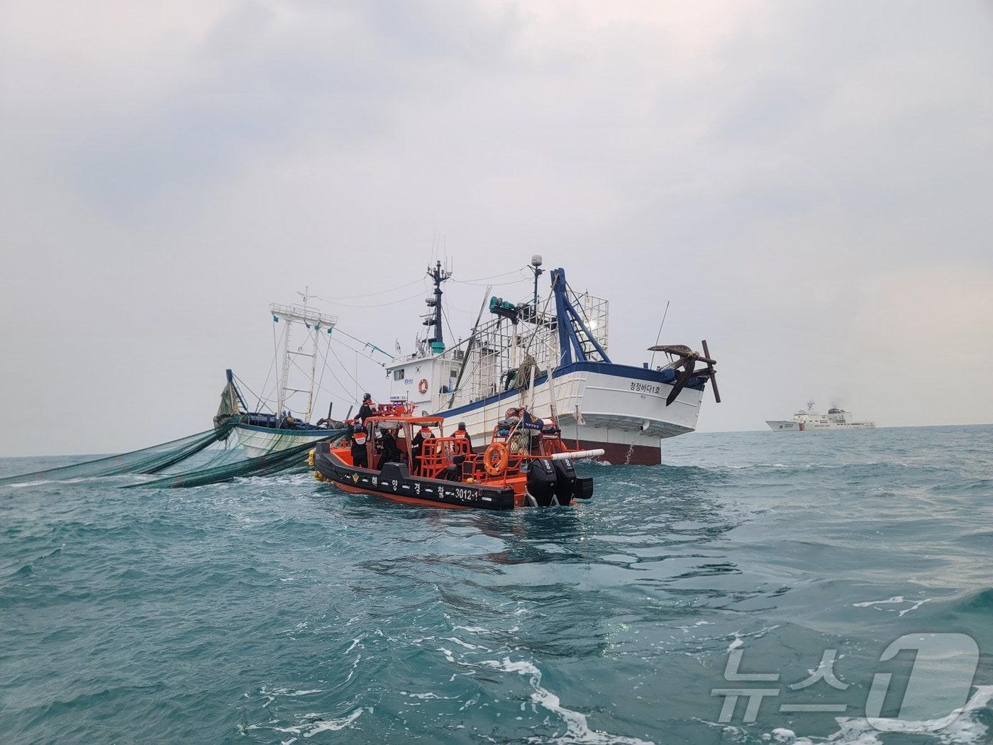 본문 이미지 - 6일 제주 차귀도 서쪽 135㎞ 해상에서 무허가 중국어선들의 범장망 어구를 철거하는 작업이 진행되고 있다.(제주해양경찰서 제공) 2024.12.6/뉴스1 ⓒ News1 홍수영 기자