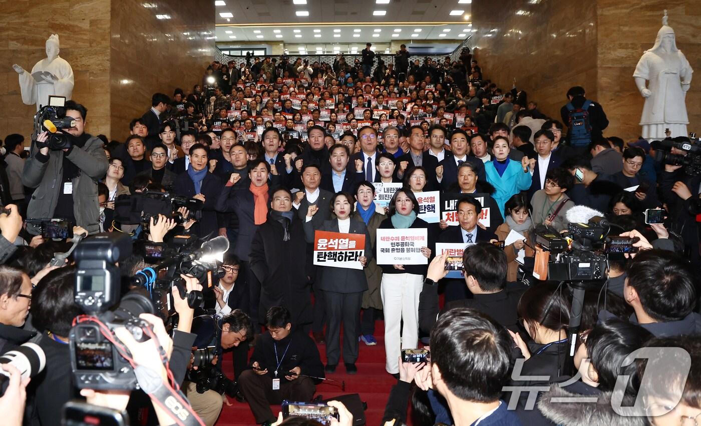 더불어민주당 등 야당 의원들이 6일 서울 여의도 국회 본청에서 윤석열 대통령의 국회 방문 계획이 알려지자 규탄 구호를 외치고 있다. 한편 우원식 국회의장은 긴급 기자회견을 열고 “&#40;尹 대통령&#41;사전협의 없는 방문은 안전 담보가 어렵다”며 &#34;방문 계획을 유보해 달라＂고 당부했다. 2024.12.6/뉴스1 ⓒ News1 김민지 기자