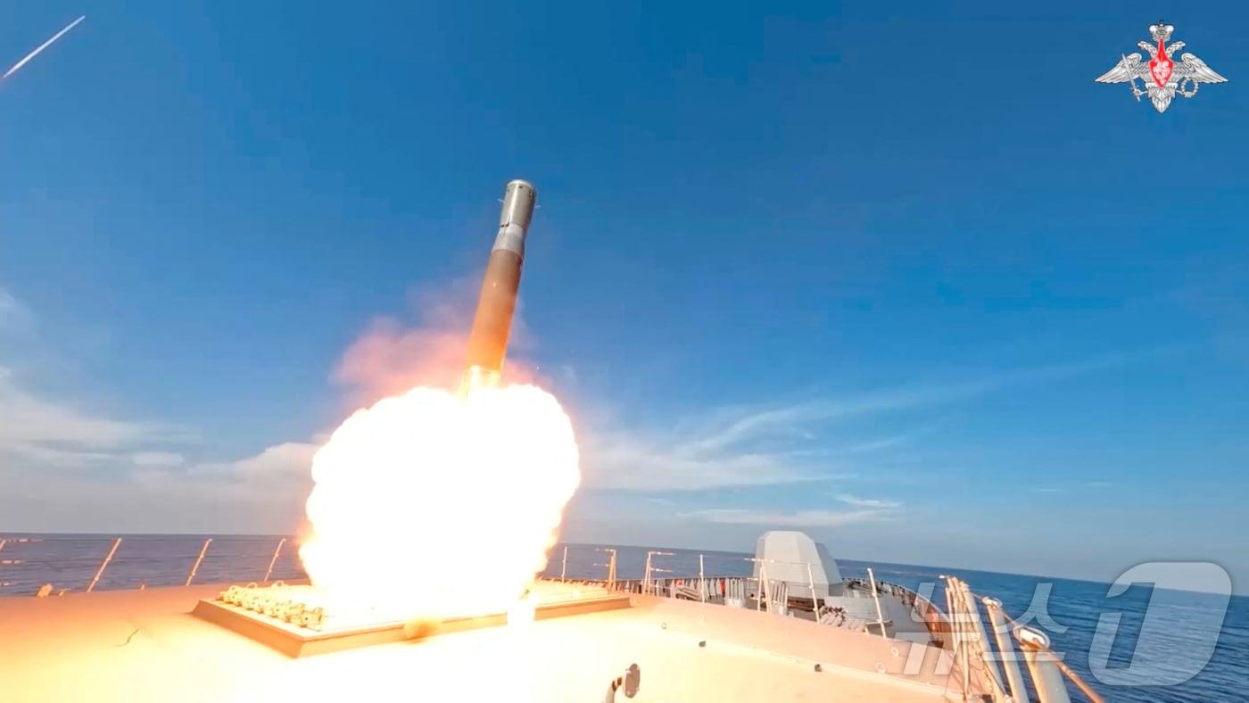 본문 이미지 - 3일(현지시간) 러시아가 지중해 동부에서 극초음속 미사일 '지르콘'을 시험 발사하고 있다. 사진은 러시아 국방부가 공개한 영상 갈무리. 2024.12.03 ⓒ 로이터=뉴스1 ⓒ News1 김지완 기자