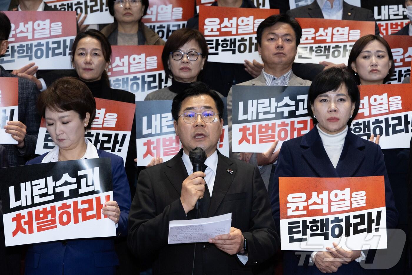 본문 이미지 - 박찬대 더불어민주당 원내대표가 6일 서울 여의도 국회 본청에서 윤석열 대통령의 국회 방문 계획이 알려지자 규탄 발언을 하고 있다. 2024.12.6/뉴스1 ⓒ News1 이재명 기자