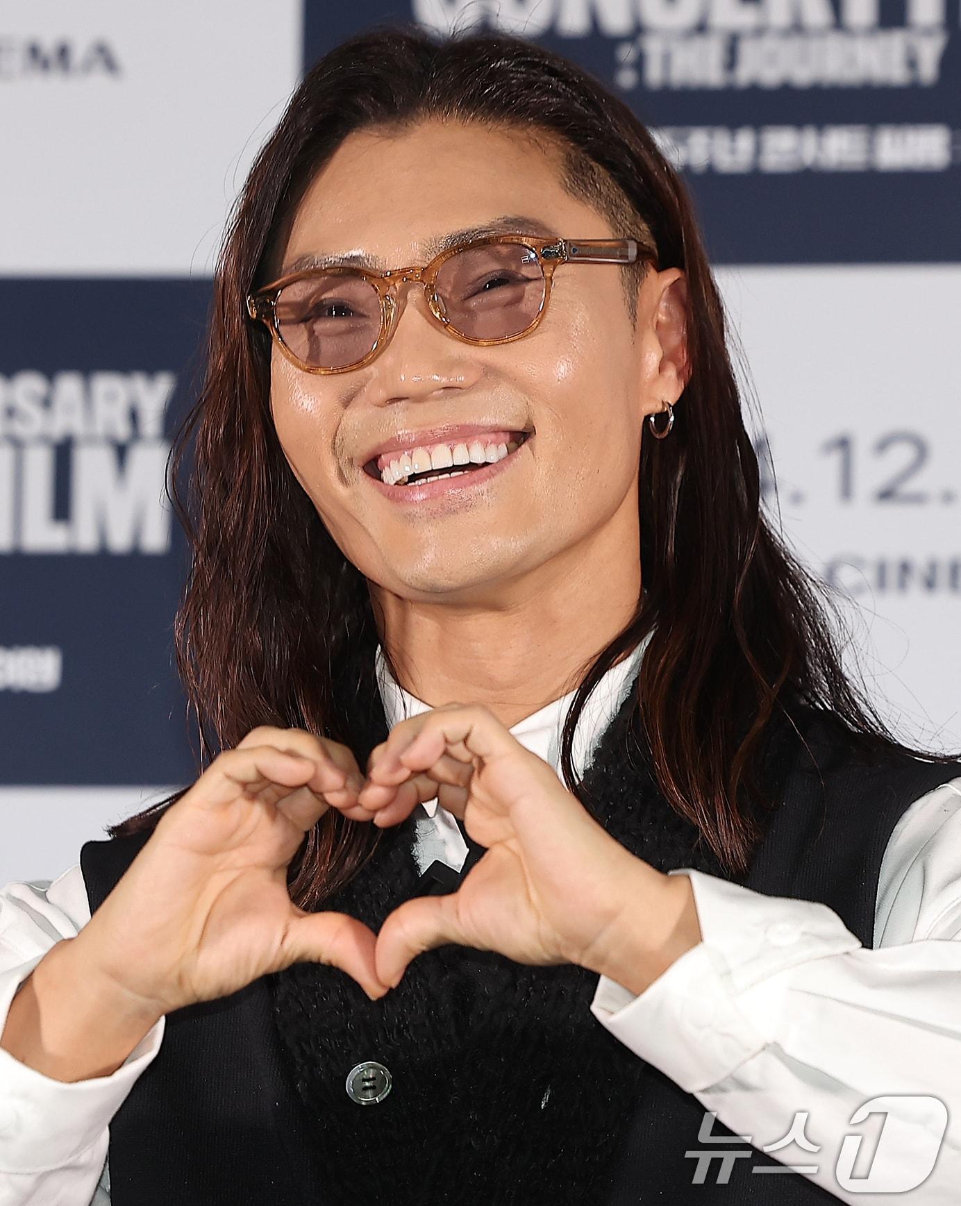 본문 이미지 - 가수 김범수가 6일 오후 서울 광진구 롯데시네마 건대입구에서 열린 자신의 데뷔 25주년 콘서트 실황을 담은 영화 ‘김범수 25주년 콘서트 필름: 여행’ 기자간담회에 참석해 포즈를 취하고 있다. ‘김범수 25주년 콘서트 필름: 여행’은 김범수 데뷔 25주년 기념 투어 콘서트 ‘여행, The Original’ 무대와 그의 음악과 삶을 조명하는 이야기를 담은 영화다. 2024.12.6/뉴스1 ⓒ News1 김진환 기자