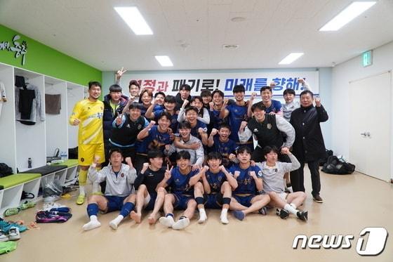 본문 이미지 -  충북 충주시와 FC충주가 연고지 협약을 체결하지 않으며 충주를 연고로 하는 축구팀이 사라지게 됐다. 사진은 경기에서 승리한 뒤 환호하고 있는 FC충주 선수들.(자료사진)/뉴스1