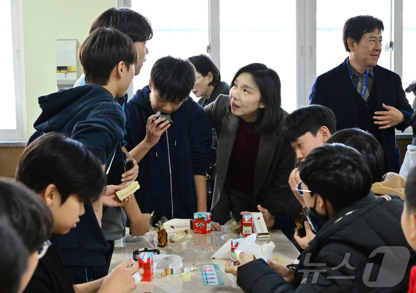 최호정 서울시의회 의장이 서울 언남중학교를 방문한 모습. &#40;서울시의회 제공&#41;ⓒ 뉴스1