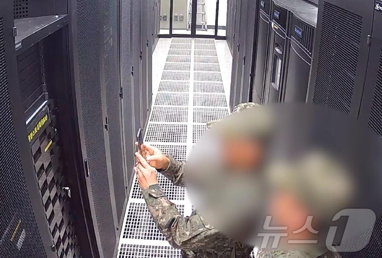 본문 이미지 - 국회 행정안전위원회가 지난 3일 계엄령 선포 당시 선거관리위원회에 투입된 계엄군이 선관위 시스템 서버를 촬영하는 장면이 담긴 내부 CCTV를 6일 공개했다. (행정안전위원회 제공) 2024.12.6/뉴스1