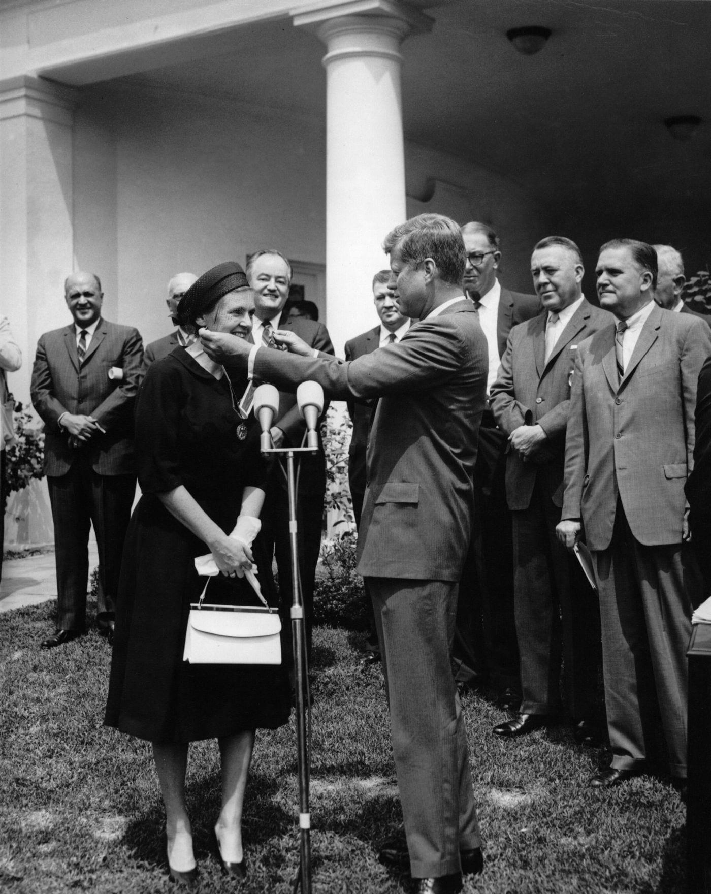 본문 이미지 - 프랜시스 켈시 박사가 1962년 8월 7일 존 F. 케네디 미국 대통령으로부터 공로상을 받는 모습. (Abbie Rowe. White House Photographs. John F. Kennedy Presidential Library and Museum, Boston) 2024.12.06 /뉴스1