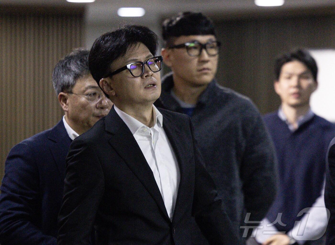 본문 이미지 - 한동훈 국민의힘 대표가 6일 오후 서울 여의도 국회에서 열린 윤석열 대통령 탄핵소추안 표결 방향을 정하기 위한 의원총회에서 잠시 나와 권선동 의원과 대화를 한 후 발걸음을 옮기고 있다. 2024.12.6/뉴스1 ⓒ News1 이재명 기자