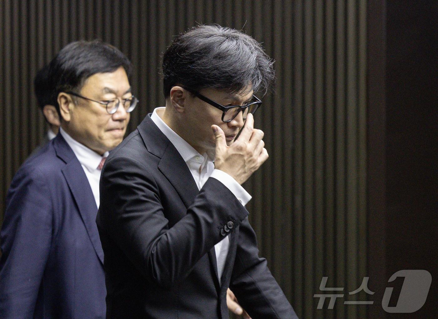 본문 이미지 - 한동훈 국민의힘 대표가 6일 오후 서울 여의도 국회에서 열린 윤석열 대통령 탄핵소추안 표결 방향을 정하기 위한 의원총회에서 잠시 나와 권선동 의원과 대화를 한 후 발걸음을 옮기고 있다. 2024.12.6/뉴스1 ⓒ News1 이재명 기자