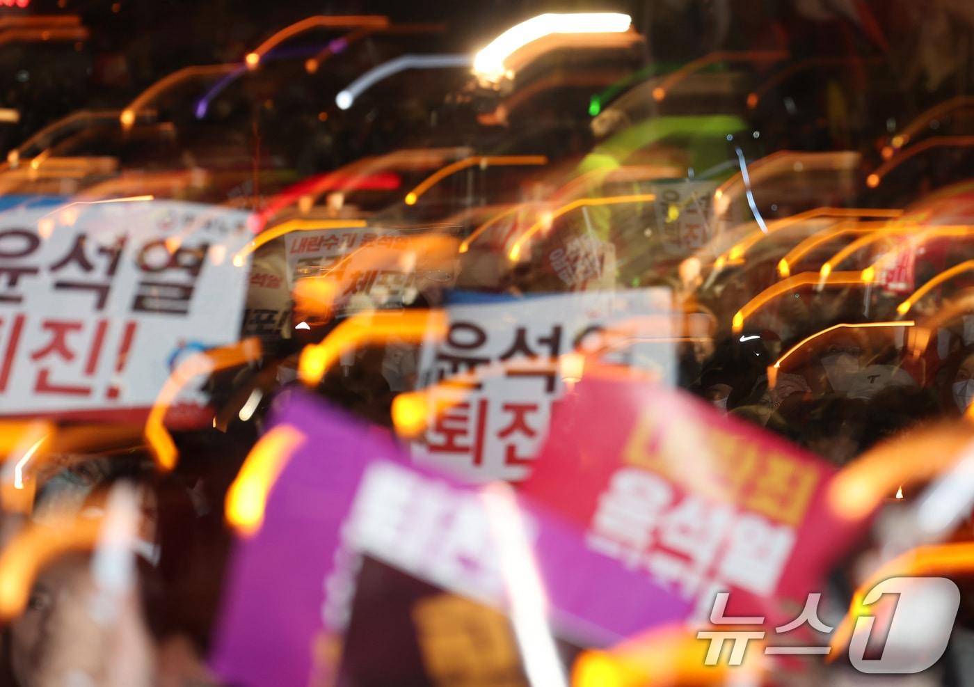 작년 12월 서울 여의도 국회의사당 앞에서 열린 윤석열 대통령의 퇴진 촉구 집회에서 시민들이 손피켓을 들고 정권 퇴진을 촉구하고 있다. 2024.12.6/뉴스1 ⓒ News1 이동해 기자