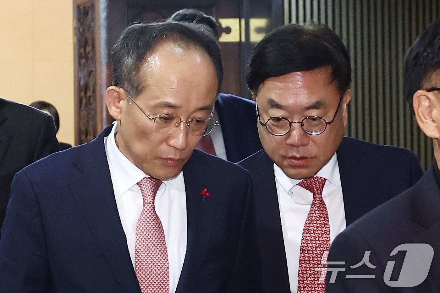 국민의힘 추경호 원내대표와 서범수 사무총장이 6일 저녁 서울 여의도 국회에서 열린 의원총회를 정회, 함께 나오며 대화하고 있다. 2024.12.6/뉴스1 ⓒ News1 김민지 기자