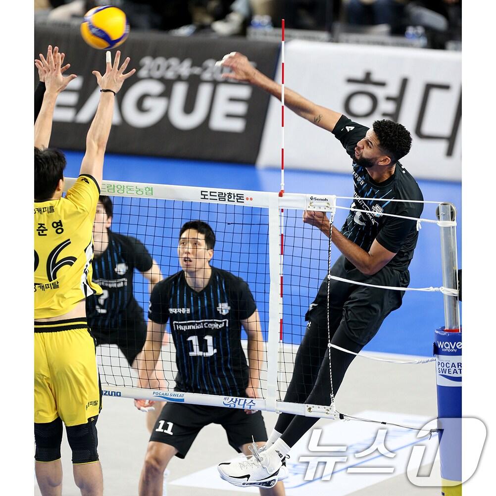 본문 이미지 - 6일 천안 유관순체육관에서 열린 24-25시즌 도드람 v-리그 현대캐피탈과 KB손해보험 경기에서 현대캐피탈 레오가 스파이크를 하고 있다. (현대캐피탈 제공) 2024.12.6/뉴스1 ⓒ News1 김명섭 기자