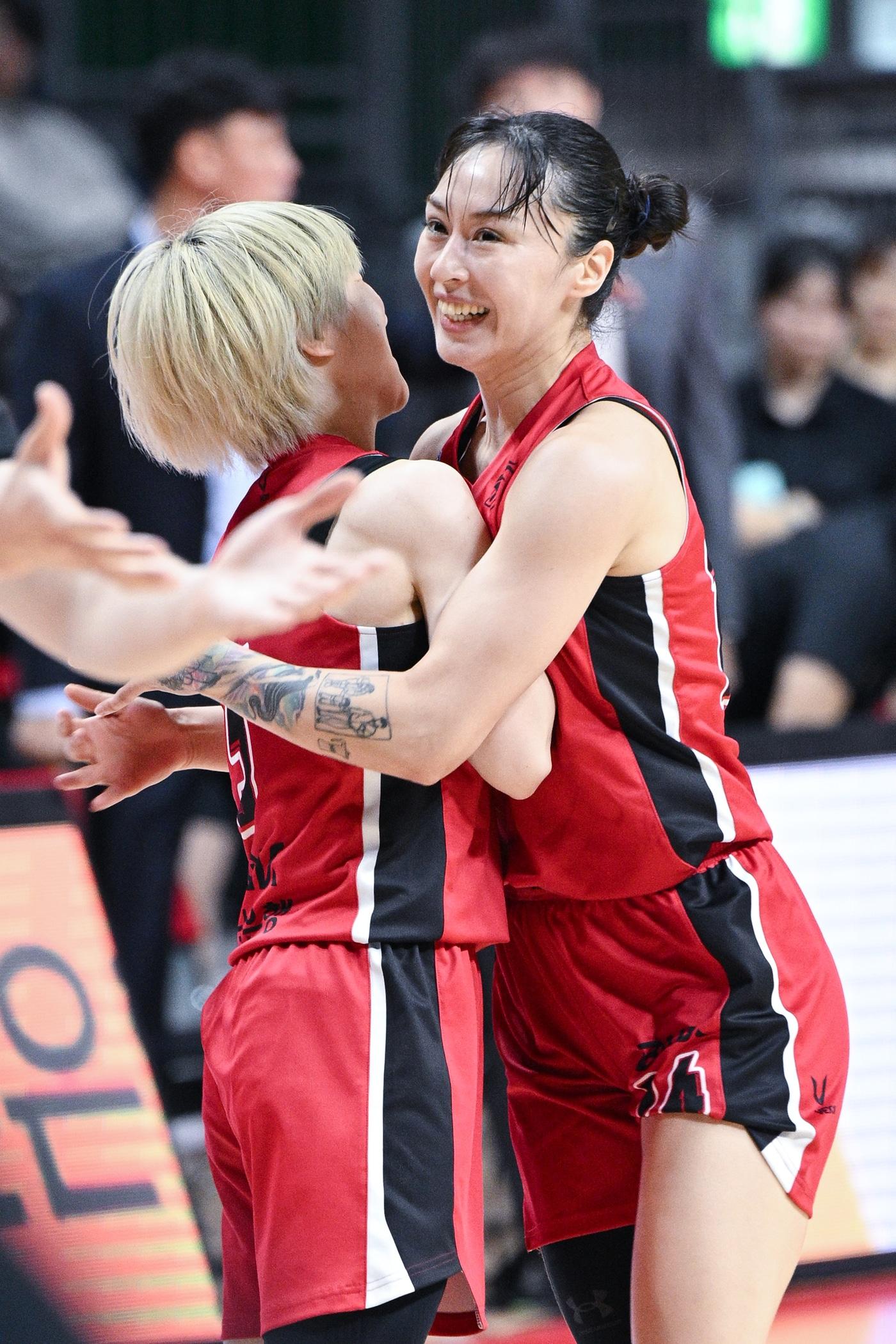 본문 이미지 - BNK 선수들이 6일 KB스타즈와 홈 경기에서 득점 후 기뻐하고 있다.&#40;WKBL 제공&#41;