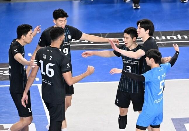 본문 이미지 - 프로배구 현대캐피탈이 시즌 10승 고지에 올랐다.(KOVO 제공)
