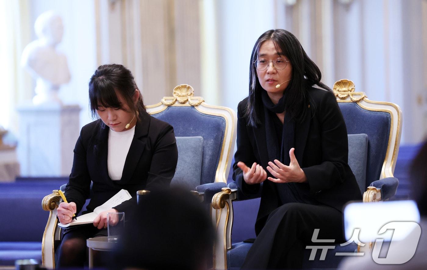 본문 이미지 - 우리나라 최초, 아시아 여성 작가 중 처음으로 노벨문학상을 수상한 한강 작가가 6일(현지시간) 스톡홀름 스웨덴 아카데미(스웨덴 한림원)에서 기자회견을 하고 있다. 2024.12.6/뉴스1 ⓒ News1 박지혜 기자