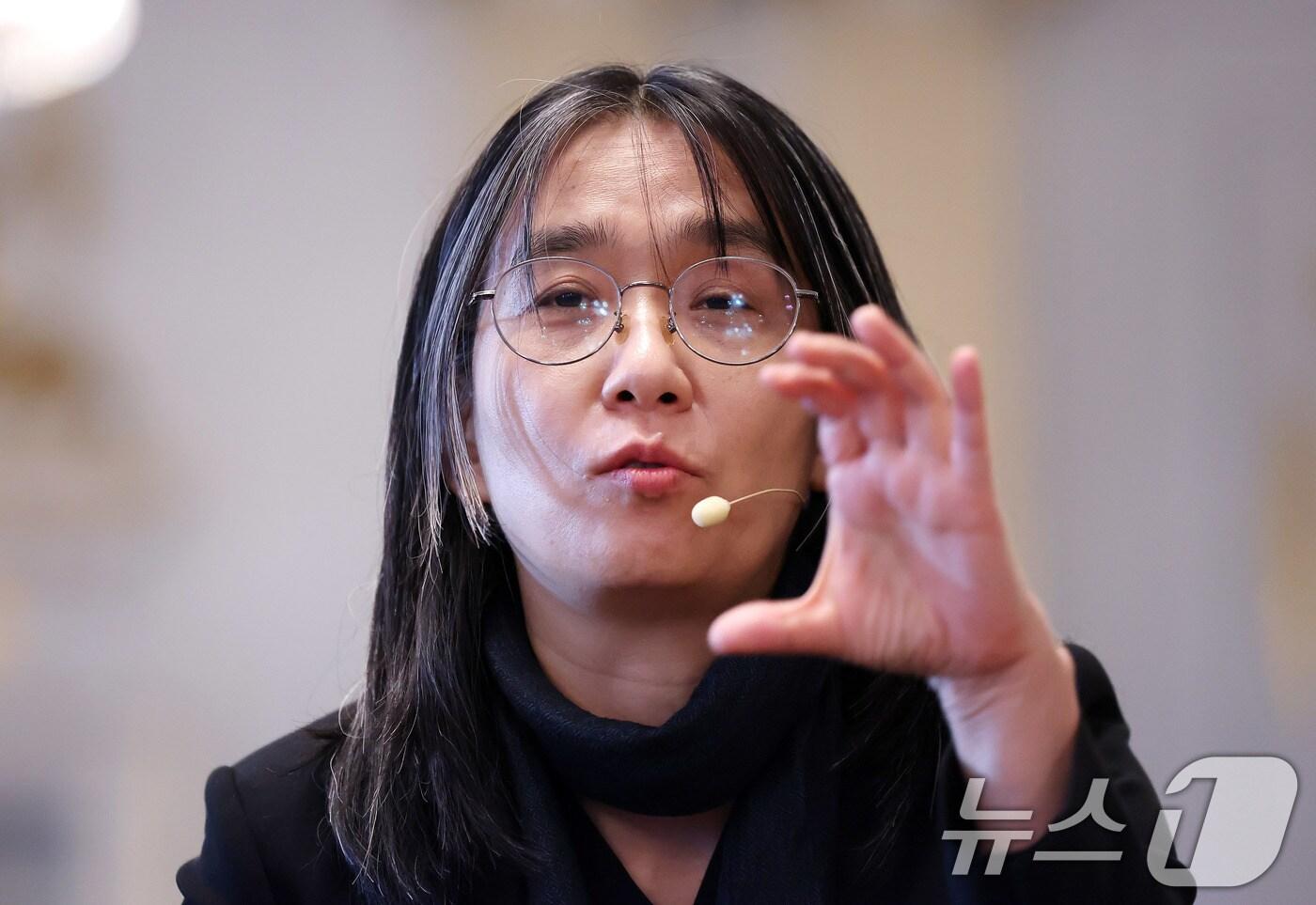 우리나라 최초, 아시아 여성 작가 중 처음으로 노벨문학상을 수상한 한강 작가가 6일(현지시간) 스톡홀름 스웨덴 아카데미(스웨덴 한림원)에서 기자회견을 하고 있다. 2024.12.6/뉴스1 ⓒ News1 박지혜 기자