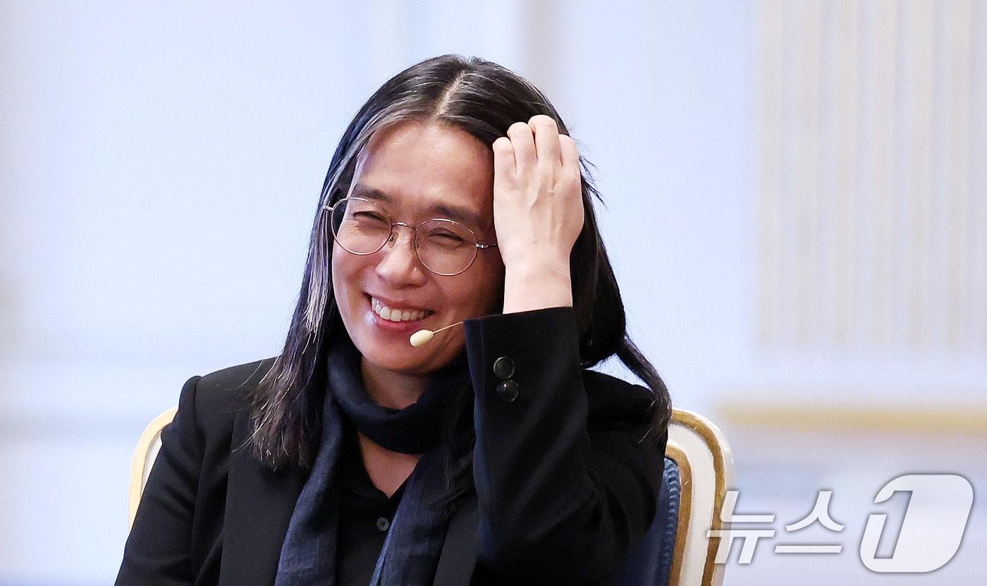 우리나라 최초, 아시아 여성 작가 중 처음으로 노벨문학상을 수상한 한강 작가가 6일(현지시간) 스톡홀름 스웨덴 아카데미(스웨덴 한림원)에서 기자회견을 하고 있다. 2024.12.6/뉴스1 ⓒ News1 박지혜 기자