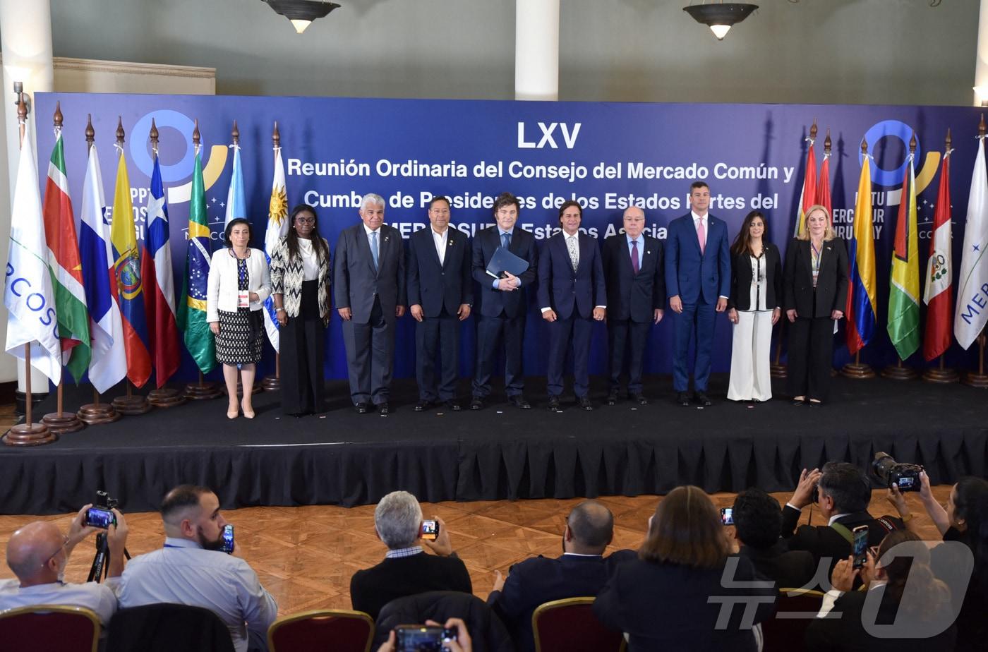 루이스 라카예 포우 우루과이 대통령, 하비에르 밀레이 아르헨티나 대통령, 산티아고 페나 파라과이 대통령, 마우로 비에이라 브라질 외무장관, 호세 라울 물리노 파나마 대통령이 6일(현지시간) 우루과이 몬테비데오에서 열린 메르코수르 정상회의에 참석했다. 24.12.06 ⓒ 로이터=뉴스1 ⓒ News1 김예슬 기자