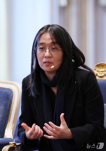 본문 이미지 - 우리나라 최초, 아시아 여성 작가 중 처음으로 노벨문학상을 수상한 한강 작가가 6일(현지시간) 스톡홀름 스웨덴 아카데미(스웨덴 한림원)에서 기자회견을 하고 있다. 2024.12.6/뉴스1 ⓒ News1 박지혜 기자
