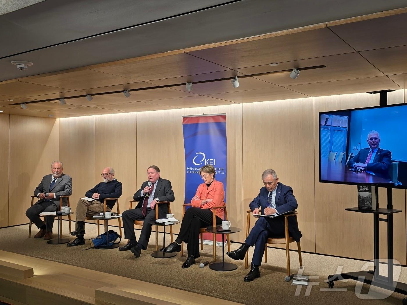 본문 이미지 - 6일(현지시간) 미국 워싱턴DC에서 열린 한미경제연구소(KEI) 콘퍼런스에서 전직 주한미국대사들이 발언하고 있다. 사진 왼쪽에서 세번째부터 토머스 허버드(2001~04년),캐슬린 스티븐스(2008~11), 해리 해리스(2018~21) 전 대사. 크리스토퍼 힐(2004~05) 전 대사는 화상으로 참여했다.