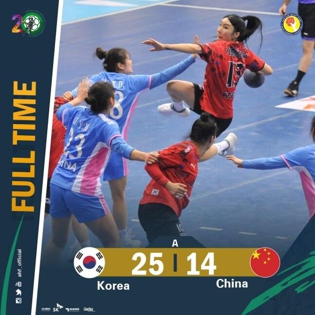 본문 이미지 - 여자 핸드볼 국가대표팀이 중국을 꺾고 아시아여자핸드볼선수권 4강에 진출했다. (아시아 핸드볼연맹 제공)