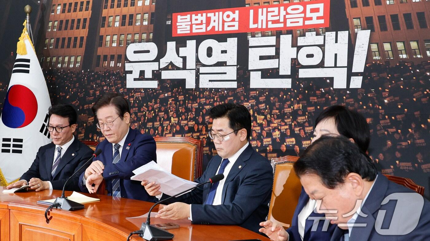 이재명 더불어민주당 대표가 7일 오전 서울 여의도 국회에서 윤석열 대통령의 대국민 담화 직후 내외신 기자간담회를 하기 전 시계를 보고 있다. 2024.12.7/뉴스1 ⓒ News1 안은나 기자