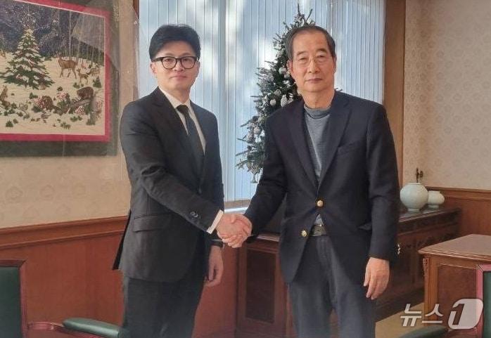 본문 이미지 - 한동훈 국민의힘 대표&#40;왼쪽&#41;이 7일 서울 종로구 총리공관을 찾아 한덕수 국무총리와 긴급 회동하고 있다. &#40;국민의힘 제공&#41; 2024.12.7/뉴스1