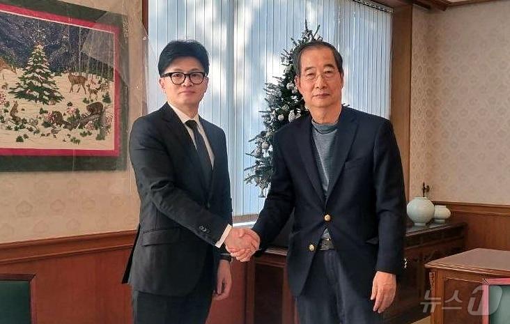 본문 이미지 - 한동훈 국민의힘 대표&#40;왼쪽&#41;이 7일 서울 종로구 총리공관을 찾아 한덕수 국무총리와 긴급 회동하고 있다. &#40;국민의힘 제공&#41; 2024.12.7/뉴스1