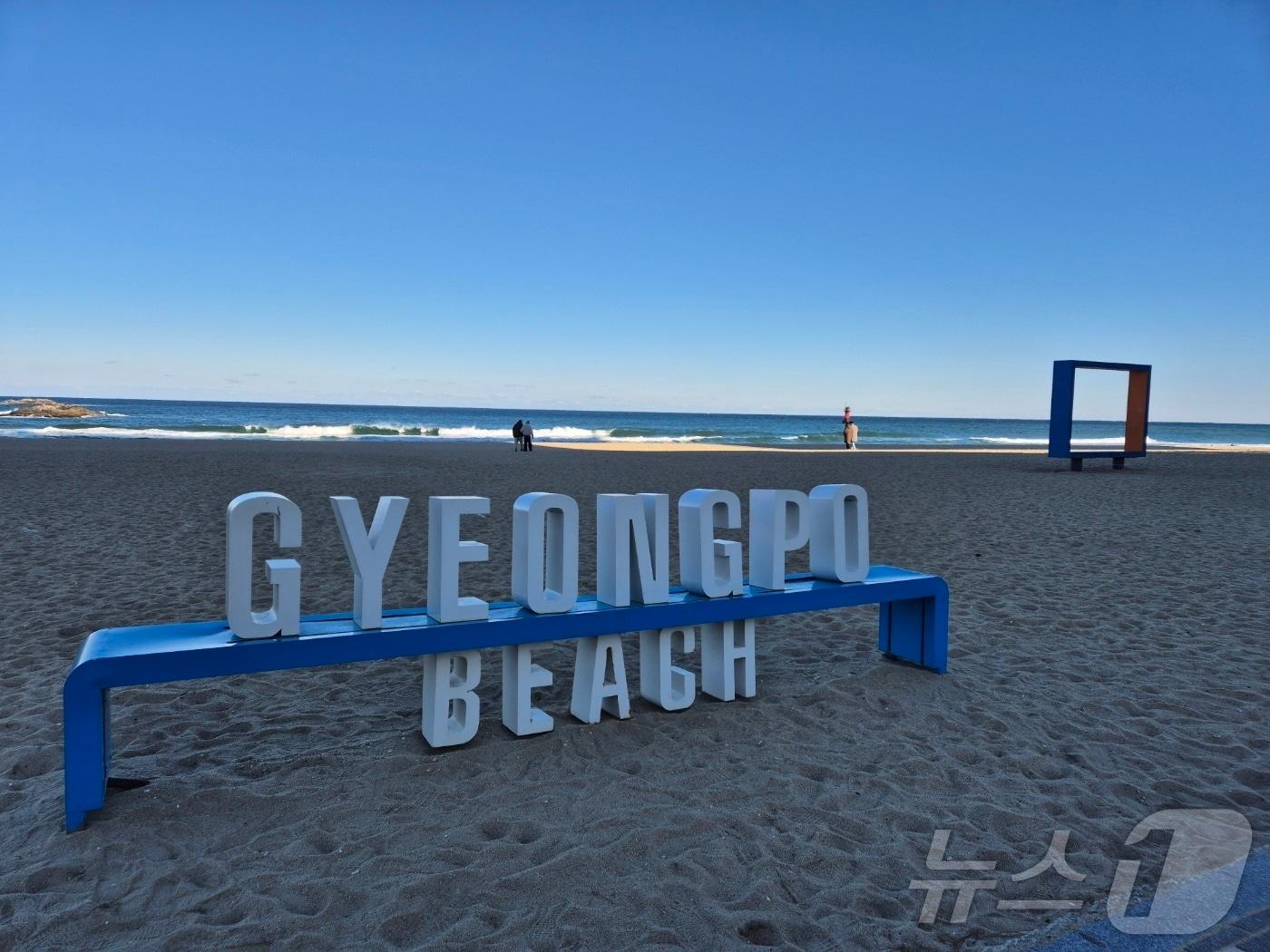 본문 이미지 - 철도노조 총파업 사흘째인 7일 오후 강원 강릉 경포해변이 한산한 모습이다.2024.12.7/뉴스1 윤왕근 기자