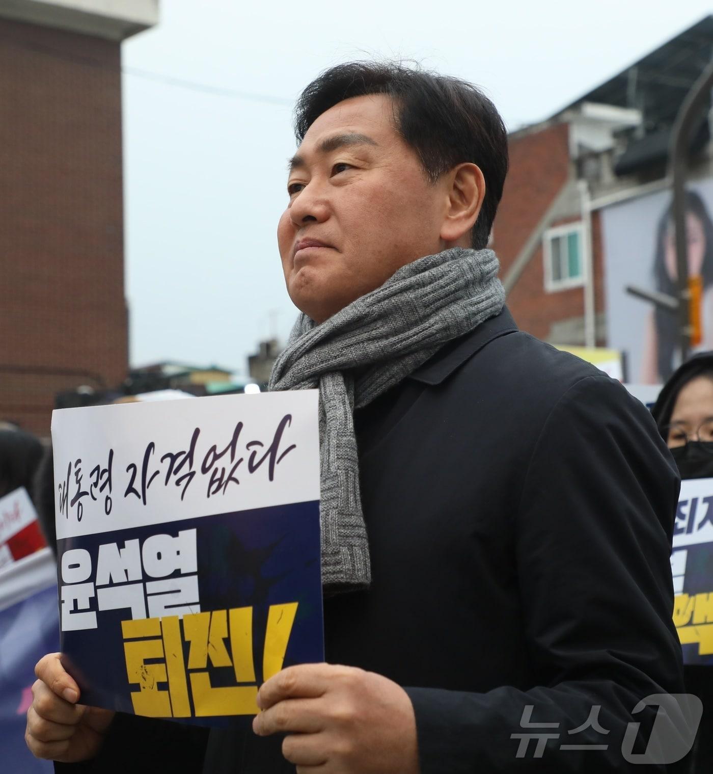 본문 이미지 - 지난해 12월7일 김관영 전북자치도지사가 전주시 전주객사 앞에서 열린 &#39;윤석열 퇴진 촉구 촛불집회&#39; 현장을 찾아 손피켓을 들고 집회에 참여하고 있다. 2024.12.7/뉴스1 ⓒ News1 유경석 기자