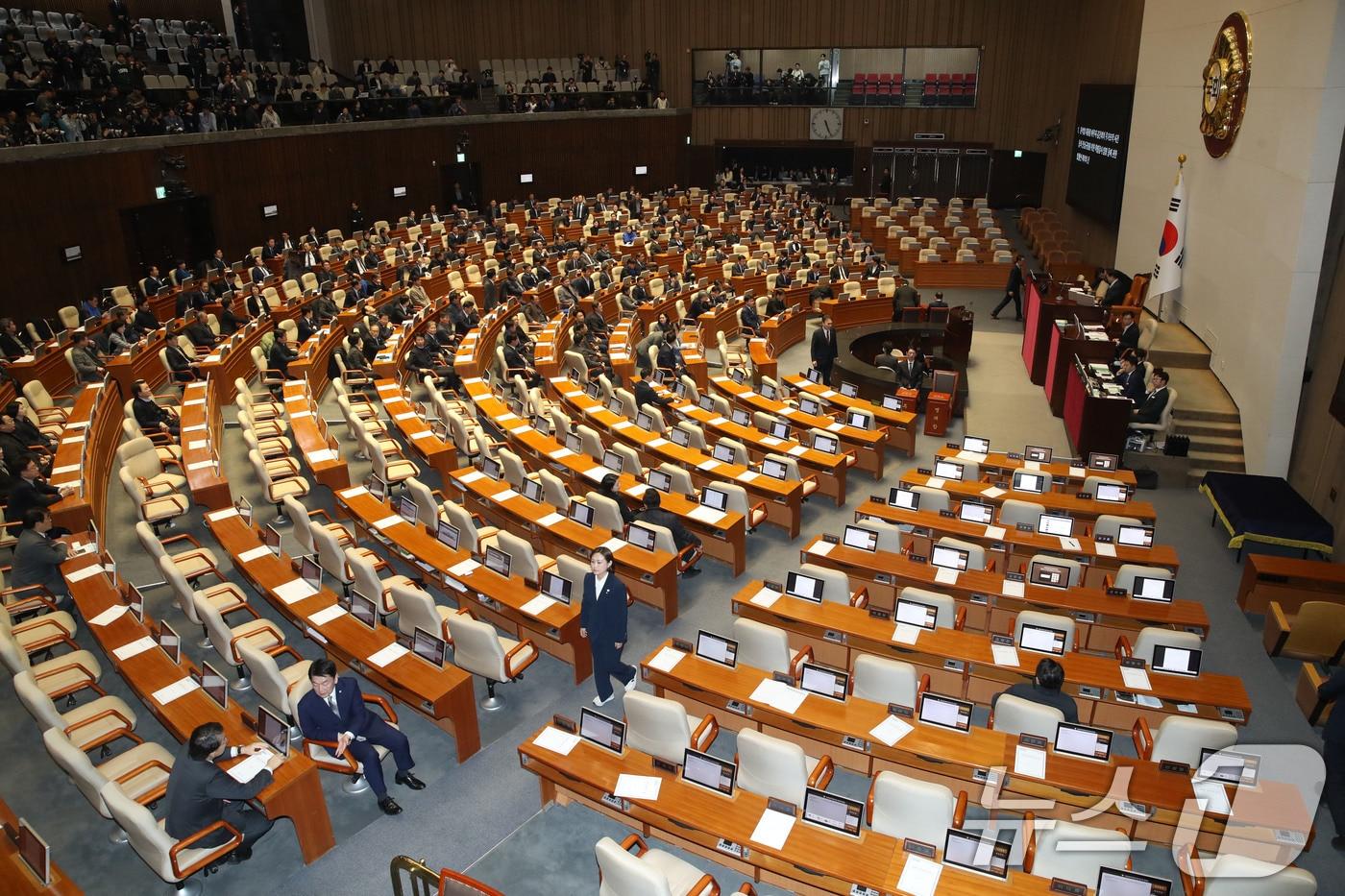 국민의힘 의원들이 7일 오후 서울 여의도 국회에서 열린 본회의에서 김건희 특검법(윤석열 대통령 배우자 김건희의 주가조작 사건 등의 진상규명을 위한 특별검사 임명 등에 관한 법률안 재의의 건) 에 대한 투표를 마친뒤 본회의장을 나가 자리가 비어있다. 2024.12.7/뉴스1 ⓒ News1 이광호 기자