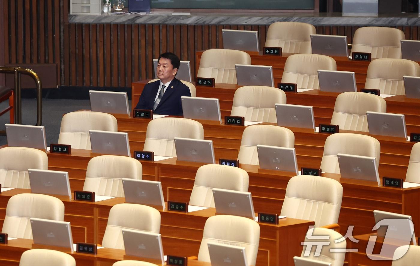 안철수 국민의힘 의원이 7일 오후 서울 여의도 국회에서 열린 제418회국회(정기회) 제17차 본회의에서 '윤석열 대통령 탄핵소추안'이 안건으로 상정되자 국민의힘 의원들이 퇴장한 가운데 홀로 자리해 있다. 2024.12.7/뉴스1 ⓒ News1 김민지 기자