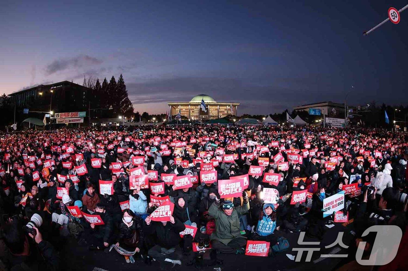 7일 오후 서울 영등포구 여의도 국회의사당 앞에서 열린 '범국민촛불대행진'에서 시민들이 윤석열 대통령의 탄핵소추안 통과를 촉구하며 구호를 외치고 있다. 2024.12.7/뉴스1 ⓒ News1 신웅수 기자