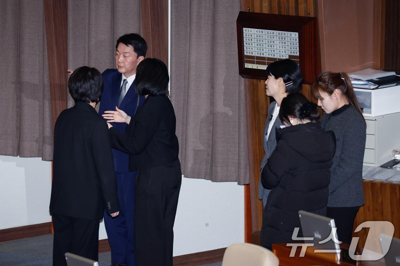 안철수, 김예지(오른쪽) 국민의힘 의원이 7일 오후 서울 여의도 국회 본회의장에서 윤석열 대통령 탄핵소추안 투표를 하고 있다. 2024.12.7/뉴스1 ⓒ News1 안은나 기자