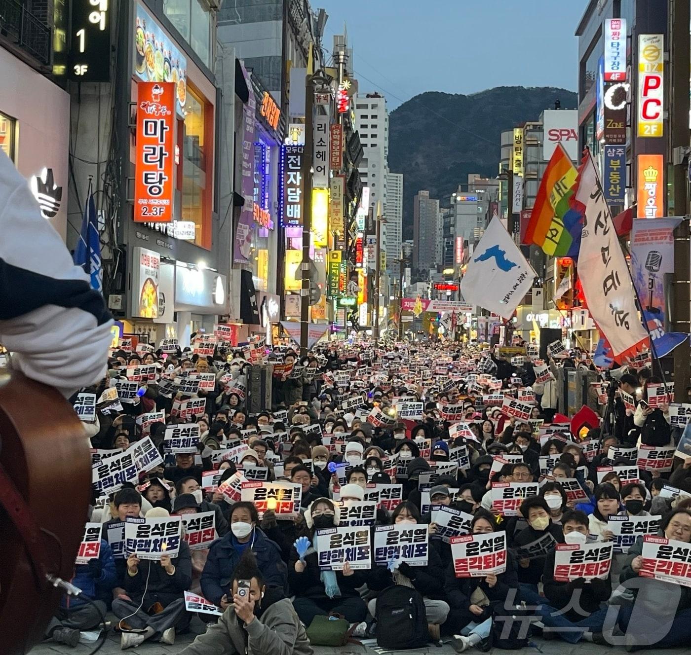 본문 이미지 - 7일 부산 부산진구 쥬디스태화 앞에서 열린 &#39;윤석열 대통령 즉각 퇴진 대회&#39;에서 시민들이 윤 대통령의 퇴진을 촉구하고 있다.2024.12.7/ⓒ News1 장광일 기자