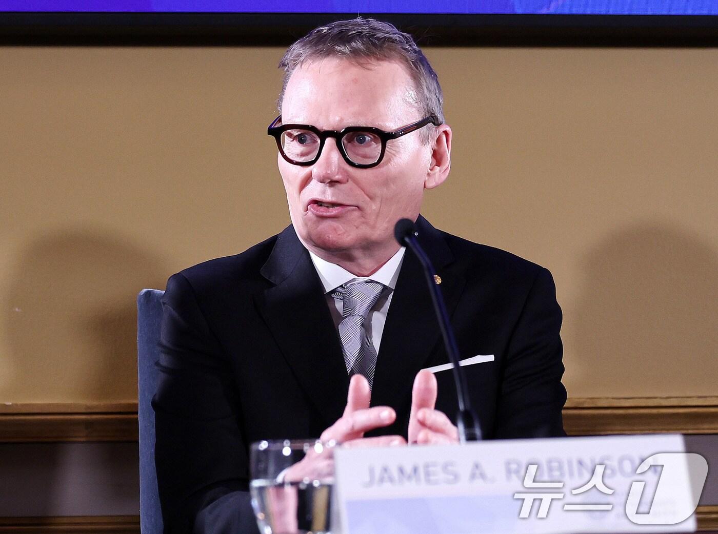 본문 이미지 - 노벨 경제학상 수상자인 제임스 A. 로빈슨 시카고대 교수가 7일(현지시간) 스톡홀름 스웨덴 왕립과학원에서 열린 노벨 물리·화학·경제학상 수상자 기자회견에서 취재진 질문에 답하고 있다. 2024.12.7/뉴스1 ⓒ News1 박지혜 기자