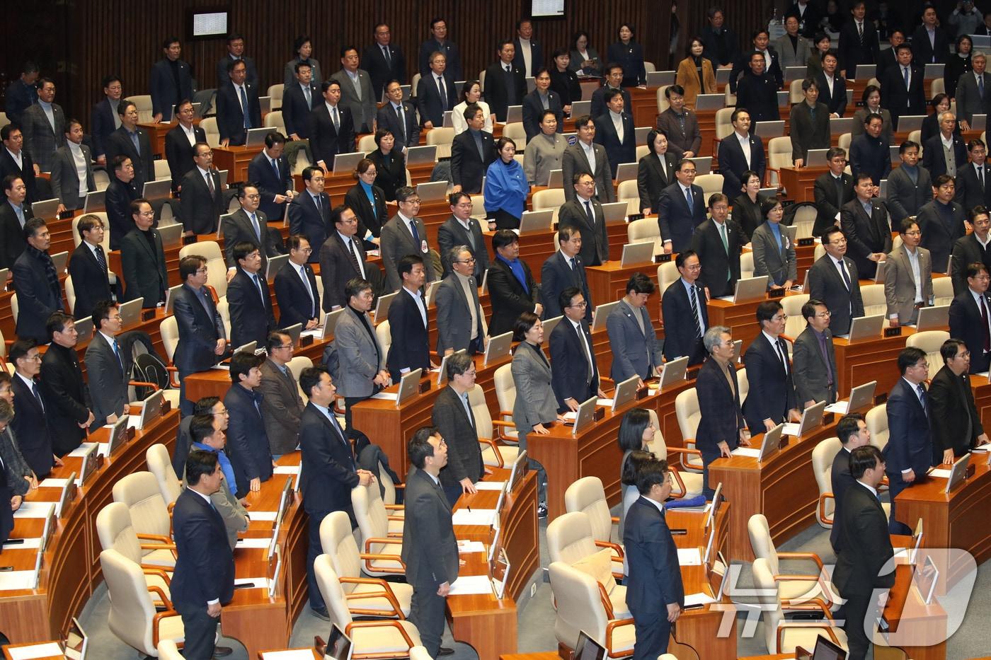 본문 이미지 - 더불어민주당 의원들이 7일 오후 서울 여의도 국회에서 열린 제418회국회(정기회) 제17차 본회의에서 윤석열 대통령 탄핵소추안 투표를 앞두고 본회의장을 나간 국민의힘 의원들의 이름을 한명씩 호명하며 투표에 참여할 것을 촉구하고 있다. 2024.12.7/뉴스1 ⓒ News1 이광호 기자