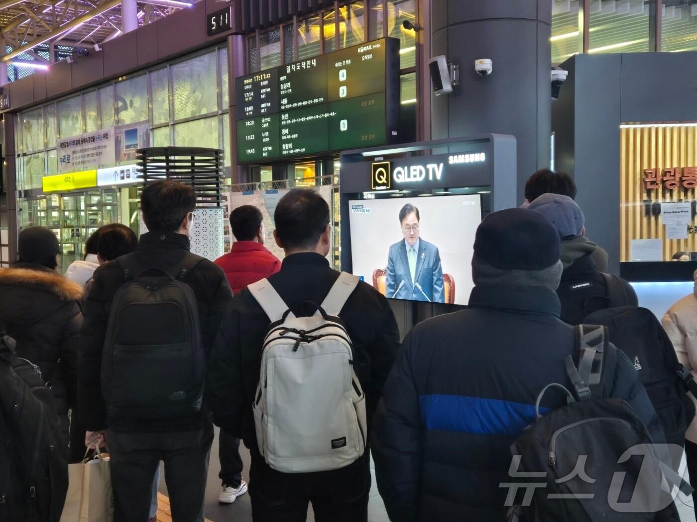 본문 이미지 - 윤석열 대통령에 대한 국회 탄핵안 표결일인 7일 오후 강원 강릉시 KTX강릉역에서 시민들이 탄핵 소추안 상정을 시청하고 있다. 2024.12.7/뉴스1 윤왕근 기자