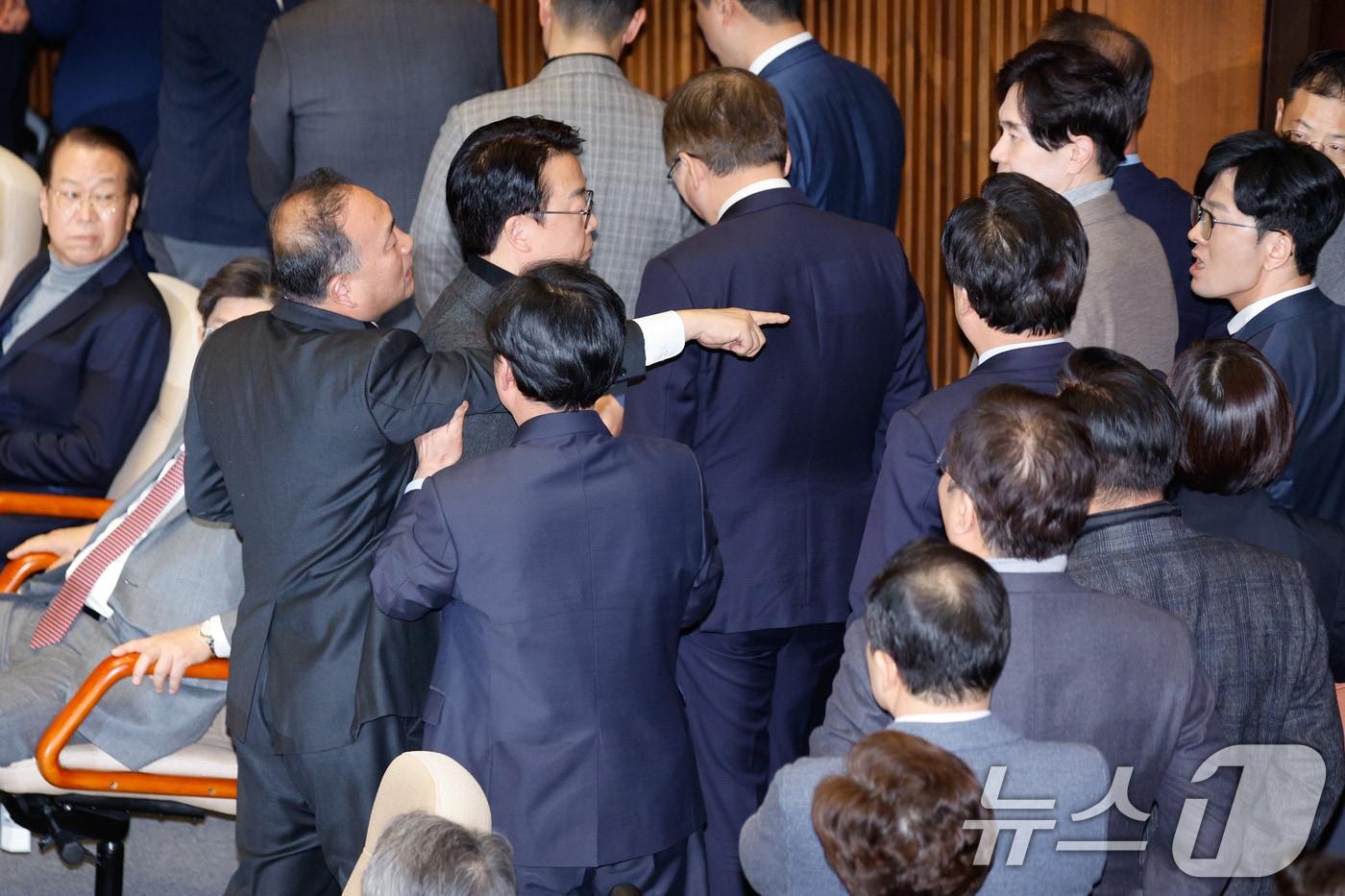 본문 이미지 - 김원이 더불어민주당 의원과 박충권 국민의힘 의원이 7일 오후 서울 여의도 국회 본회의장에서 김건희 특검법(윤석열 대통령 배우자 김건희의 주가조작 사건 등의 진상규명을 위한 특별검사 임명 등에 관한 법률안 재의의 건) 투표 중 말다툼을 하고 있다. 2024.12.7/뉴스1 ⓒ News1 안은나 기자