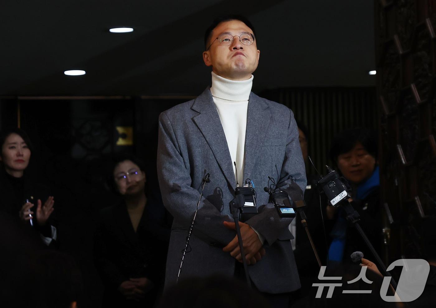 김상욱 당시 국민의힘 의원이 2024년 12월 7일 오후 국회 본회의에서 윤석열 대통령의 탄핵소추안에 대한 표결에 동참한 뒤 기자회견을 하며 울먹이고 있다. /뉴스1 ⓒ News1 김민지 기자