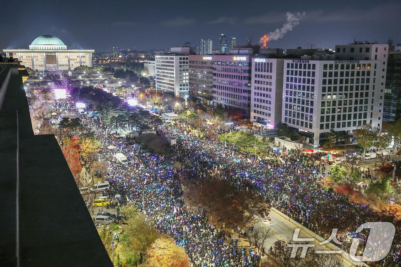 7일 오후 서울 영등포구 국회 앞에서 열린 '내란죄 윤석열 퇴진! 국민주권 실현! 사회대개혁 범국민촛불대행진'에 참석한 시민들이 여의도 국회 앞에서부터 여의도공원에 이르기까지 거리를 가득 메우고 있다. 2024.12.7/뉴스1 ⓒ News1 김진환 기자